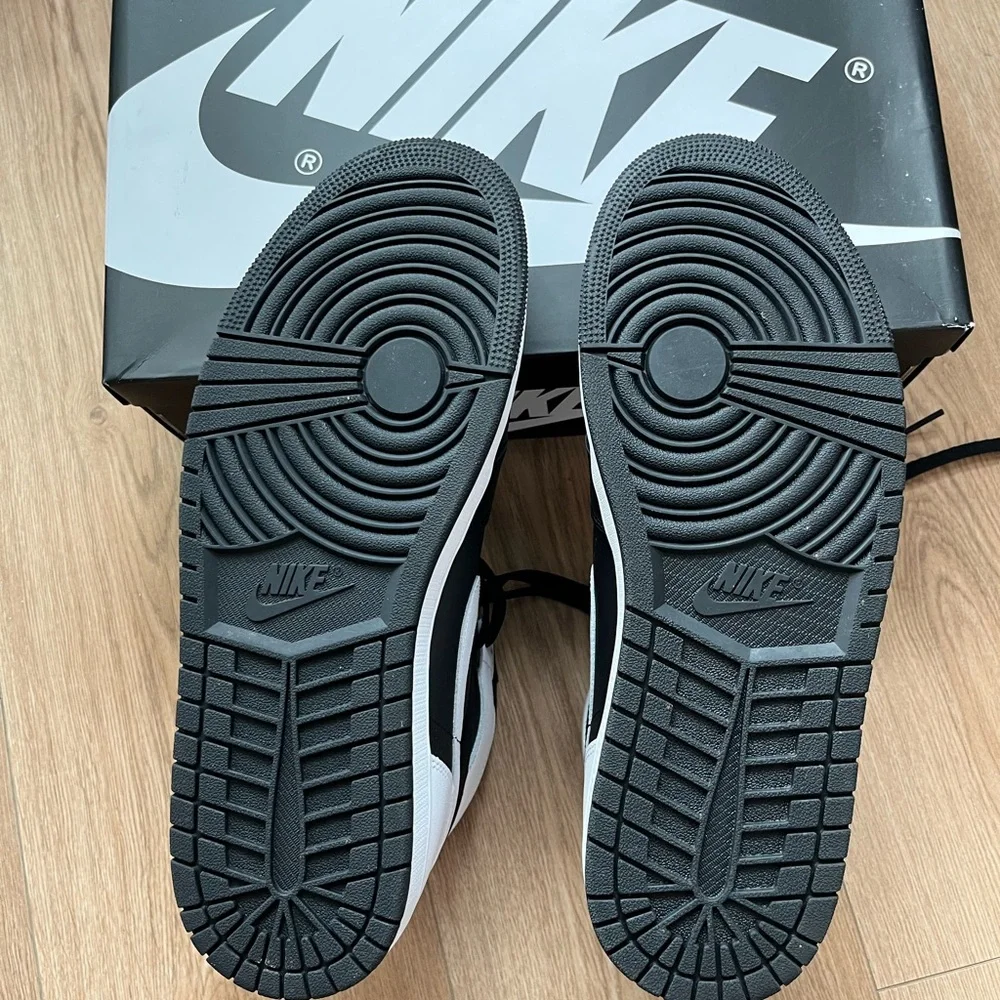 Air Jordan 1 Retro High OG "Black & White" - Picture 4 of 9